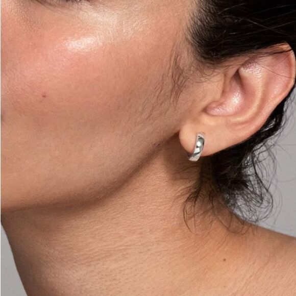 14k Gold Plated Huggie Hoop Earrings - white gold - Picture 1 of 3